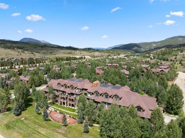 Condo in Highland Greens Lodge, Breckenridge — photo 3 Condo in Highland Greens Lodge, Breckenridge, CO — photo 3 (MLS S1053195)