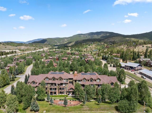 Condo in Highland Greens Lodge, Breckenridge — photo 4 Condo in Highland Greens Lodge, Breckenridge, CO — photo 4 (MLS S1053195)