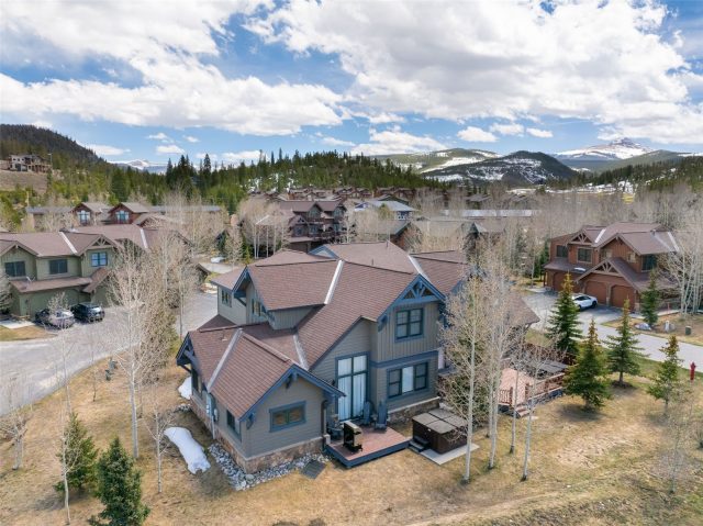 Townhome in Highland Greens, Breckenridge — photo 3 Townhome in Highland Greens, Breckenridge, CO — photo 3 (MLS S1057517)