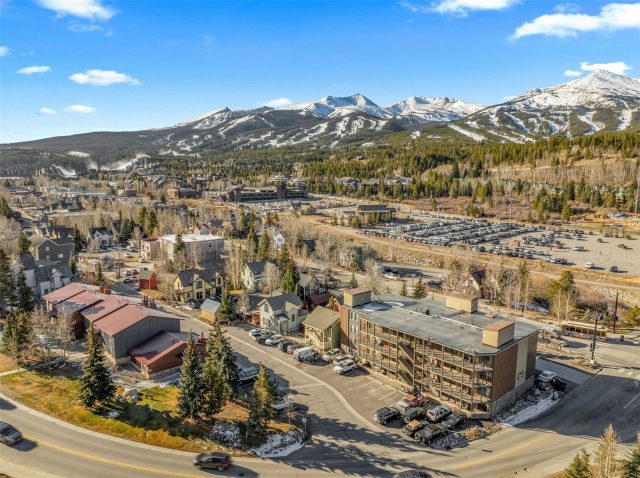 Condo in Gold Creek, Breckenridge — photo 1 Condo in Gold Creek, Breckenridge, CO — photo 1 (MLS S1064386)