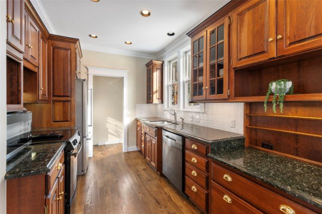 192 Wellington Road photo 13