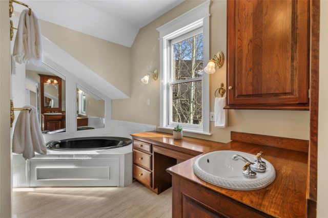 192 Wellington Road photo 28