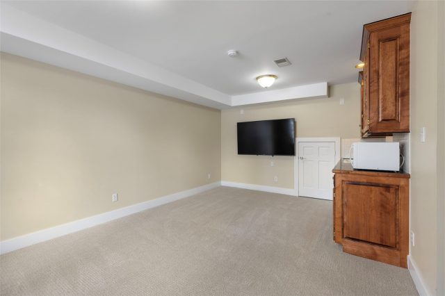 192 Wellington Road photo 34
