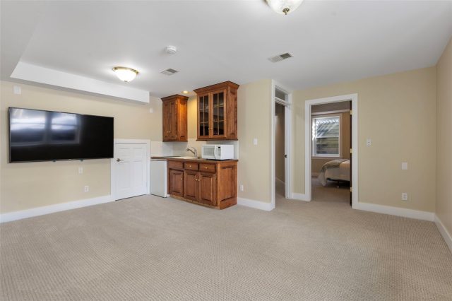 192 Wellington Road photo 35