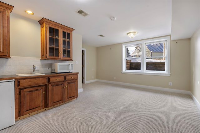 192 Wellington Road photo 36