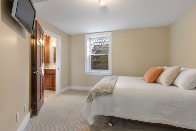 192 Wellington Road photo 37
