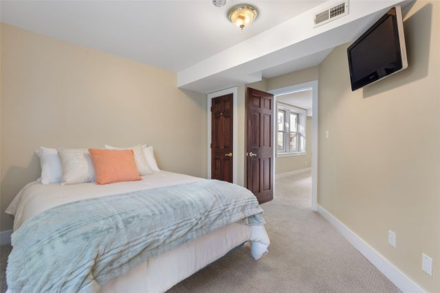 192 Wellington Road photo 38