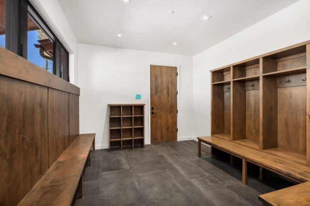 135 Hamilton Court photo 23