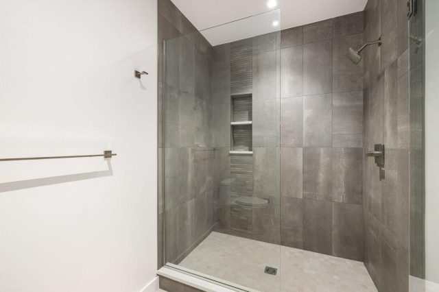 135 Hamilton Court photo 27