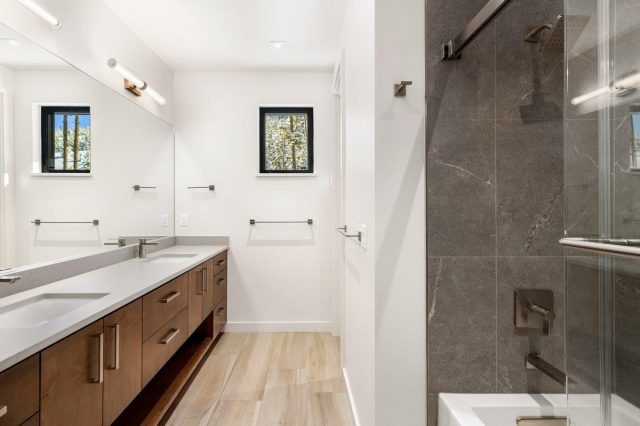 135 Hamilton Court photo 33