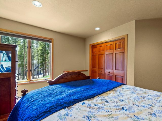 463 Blue Flag Circle photo 34
