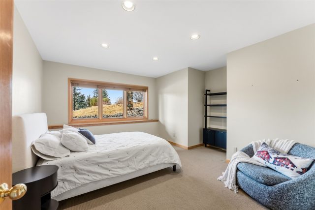 454 Ensign Drive B photo 22