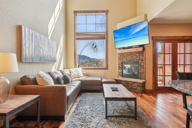 Townhome in Rolling Ridge Twnhms, Silverthorne — photo 1 Townhome in Rolling Ridge Twnhms, Silverthorne, CO — photo 1 (MLS S1067938)