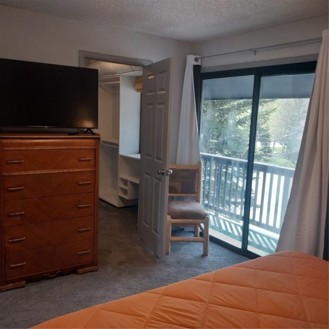 250 Cove Boulevard 3 photo 16
