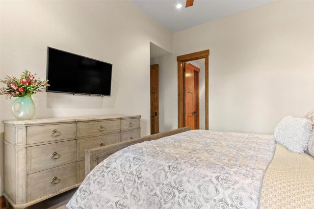 584 Peerless Drive photo 36