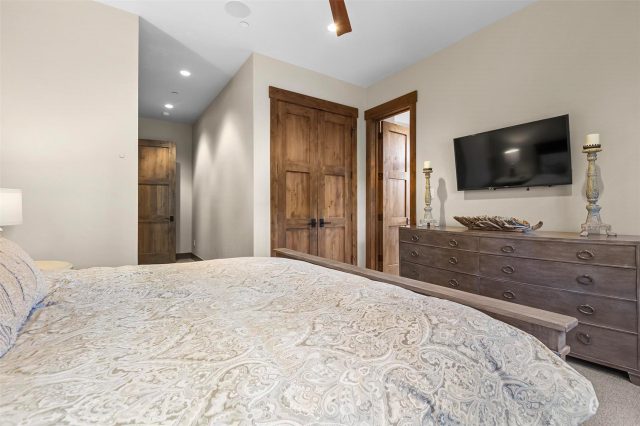 584 Peerless Drive photo 42