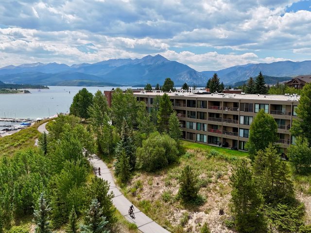 Condo in Lodge At Lake Dillon Condo, Dillon — photo 2 Condo in Lodge At Lake Dillon Condo, Dillon, CO — photo 2 (MLS S1068636)