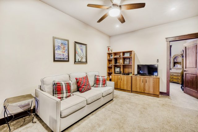 852 Independence Road B photo 20