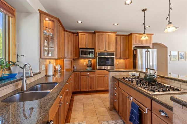 221 Kings Court photo 18