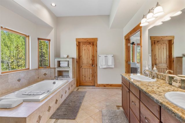221 Kings Court photo 32