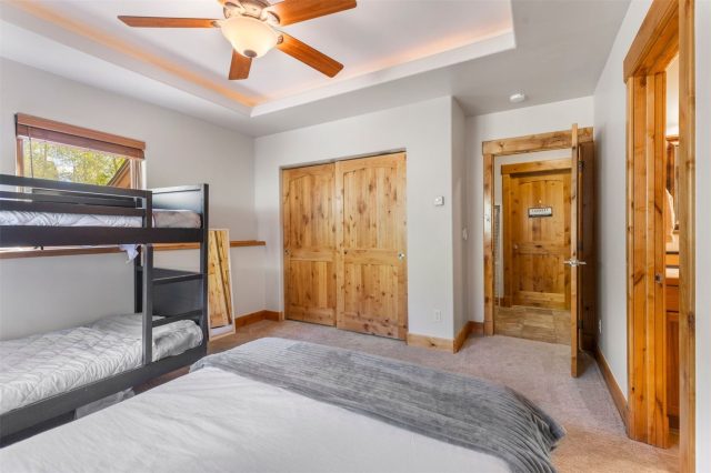 221 Kings Court photo 43