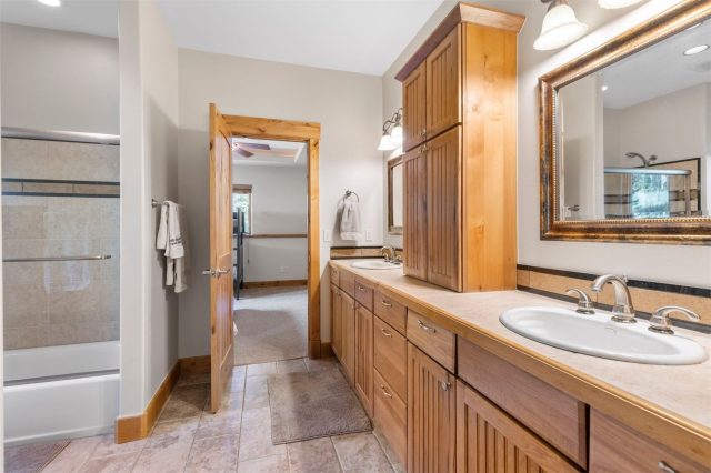 221 Kings Court photo 44
