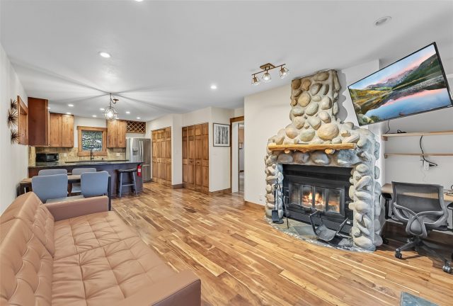 Condo in Hideaway Condo, Breckenridge — photo 1 Condo in Hideaway Condo, Breckenridge, CO — photo 1 (MLS S1068893)