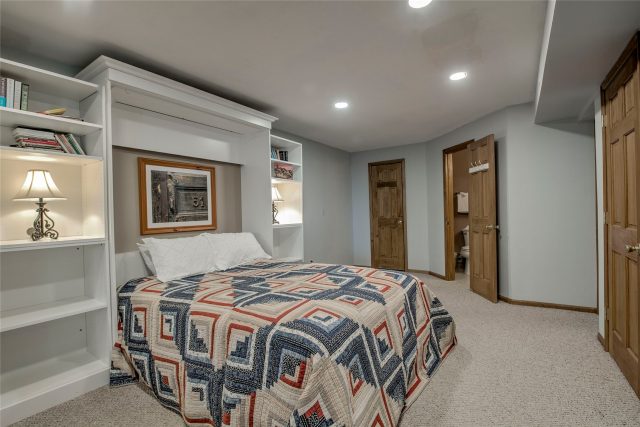 689 American Way photo 28