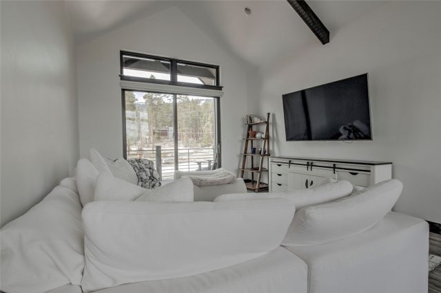 89 Barton Way photo 45