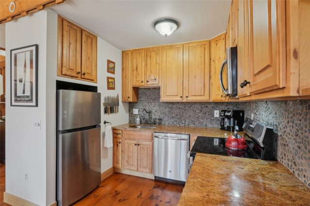 Townhome in Woodglen Condo, Breckenridge — photo 2 Townhome in Woodglen Condo, Breckenridge, CO — photo 2 (MLS S1069229)