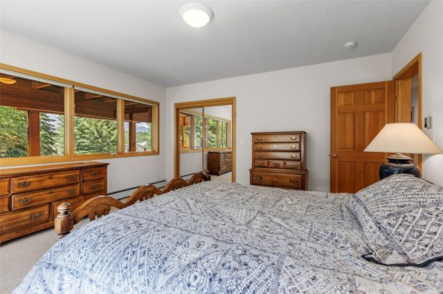 453 Ensign Drive photo 32