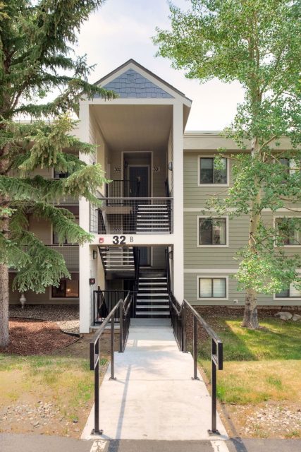 Condo in Dillon Bay In Corinthian Hill Condo, Dillon — photo 2 Condo in Dillon Bay In Corinthian Hill Condo, Dillon, CO — photo 2 (MLS S1069772)