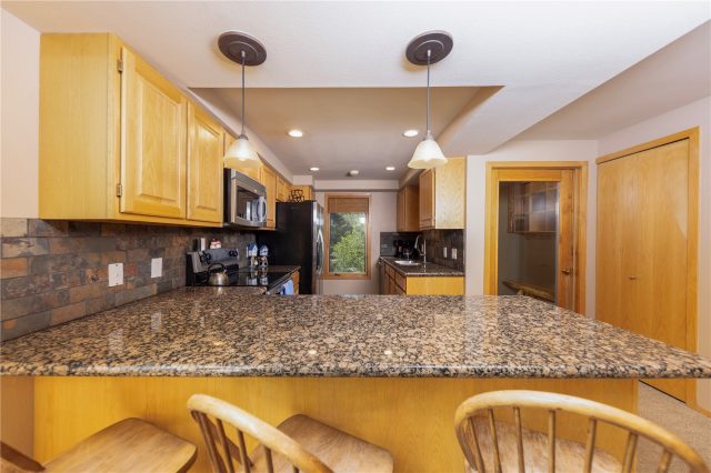 140 Creekside Drive E photo 13