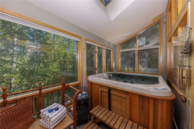 140 Creekside Drive E photo 14