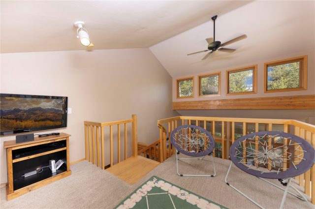 140 Creekside Drive E photo 17