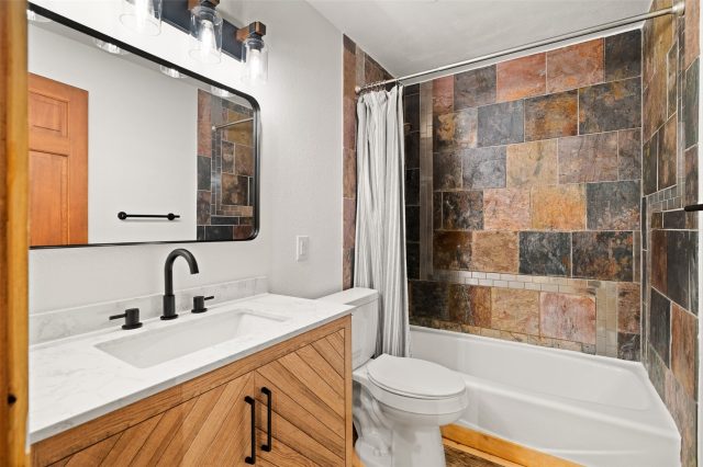 53 Royal Drive photo 36