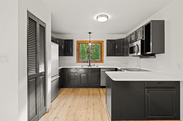 53 Royal Drive photo 9