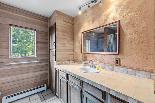137 B Road photo 11