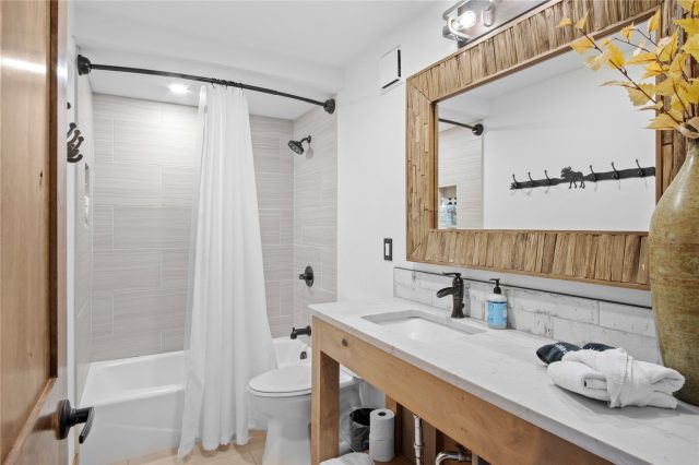 611 Village Road 28250 photo 30