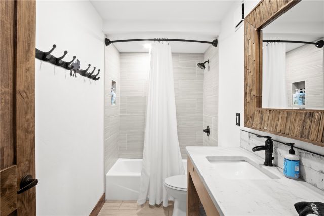 611 Village Road 28250 photo 31
