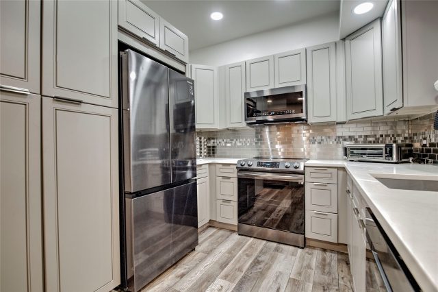 645 S Park Avenue 3302 photo 2