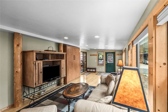 85 Revett Drive 100 photo 8