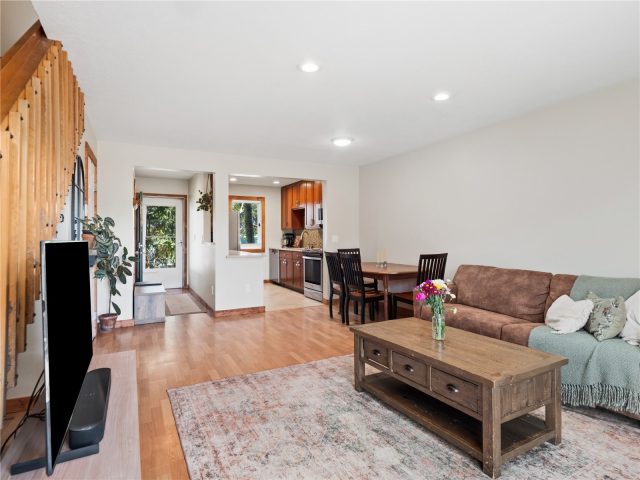 258 Cove Boulevard 4 photo 4
