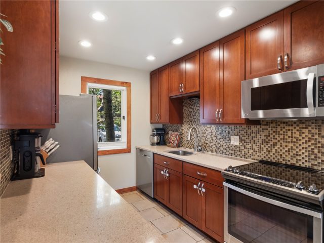 258 Cove Boulevard 4 photo 5