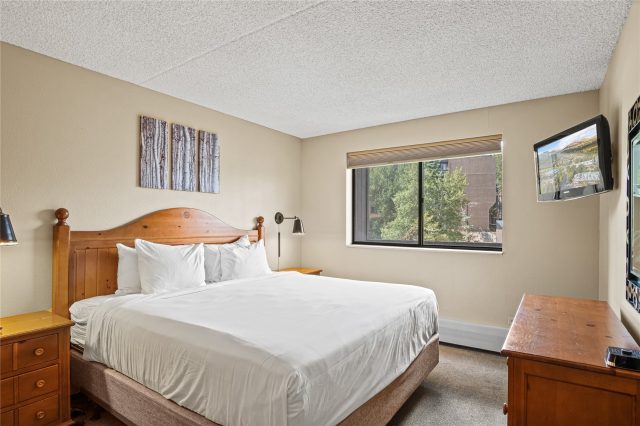 611 Village Road 23240 photo 16