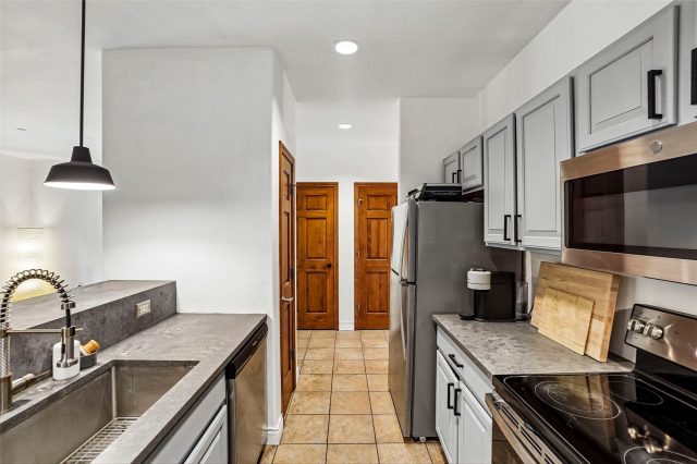801 Lakepoint Drive B17 photo 6