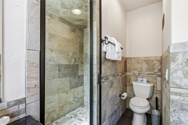 114 Lincoln B photo 16