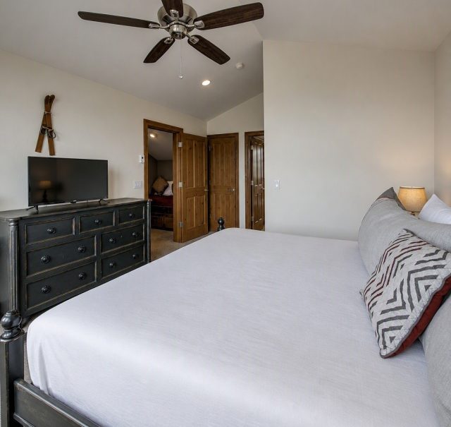 70 Oak Lane 70 photo 16