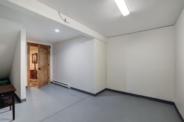 9 Burntwood Lane photo 36
