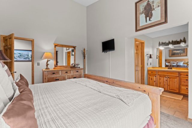 405 Four Oclock Road F photo 20